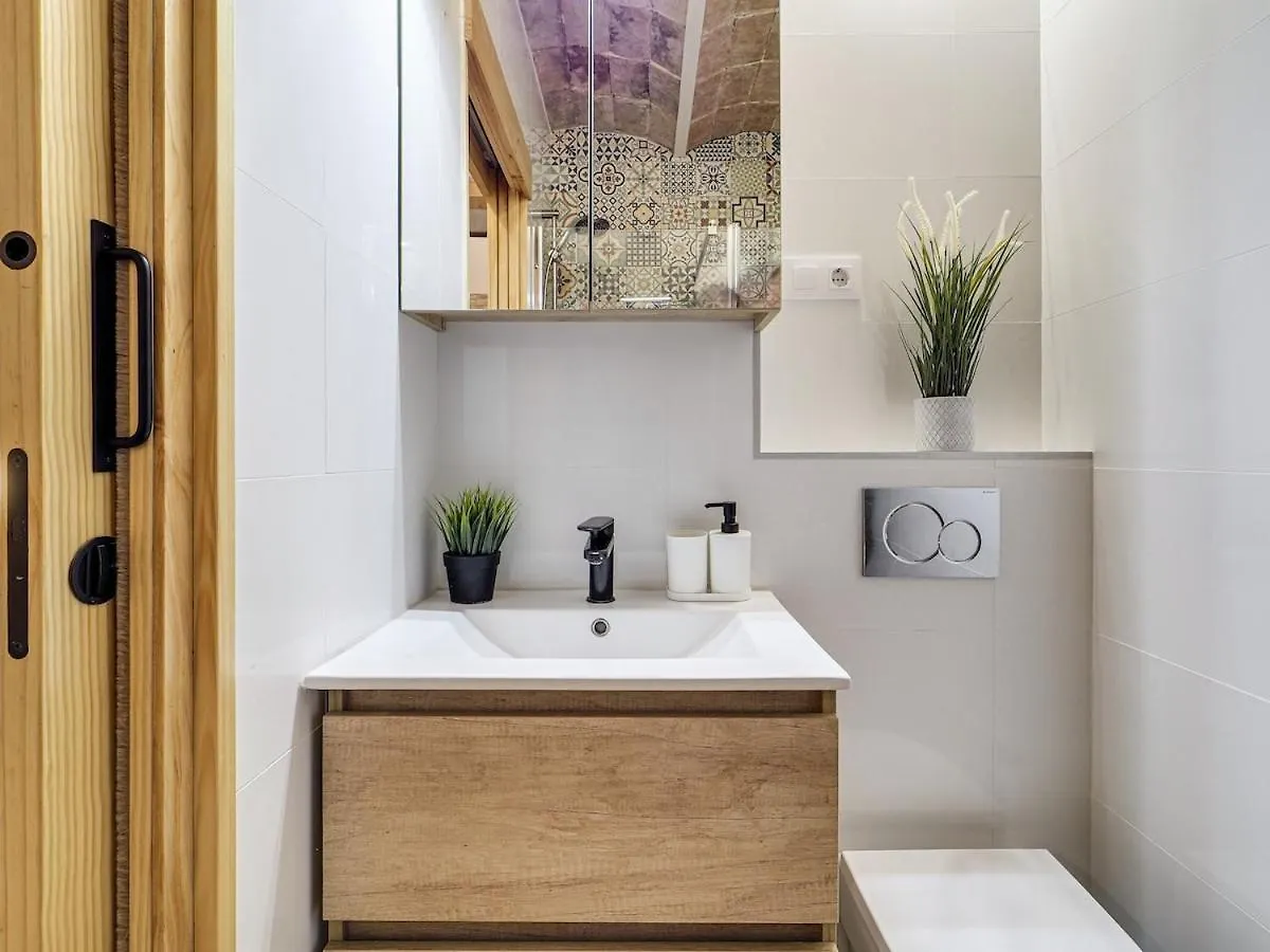 Concordia - Beautiful Flat, Spacious, Central 4 Rooms , 2 Bath Barcelona